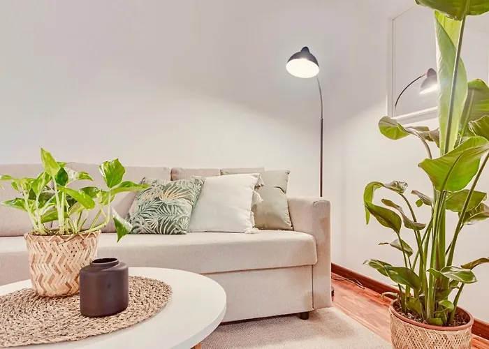 Quiet Marina Gardens Apartment